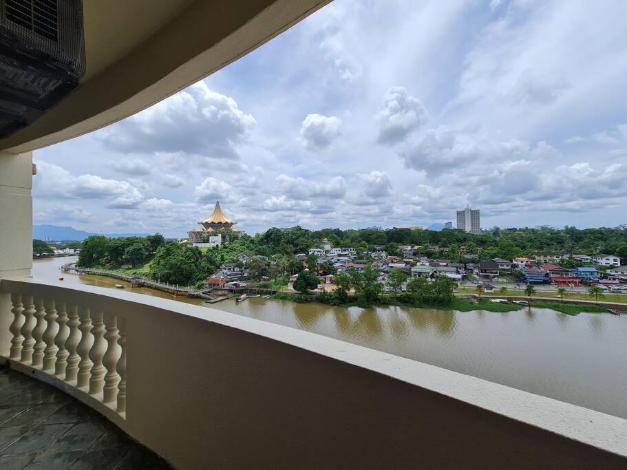 Lovely Waterfront Riverbank Suite With Pool Kuching Exterior photo