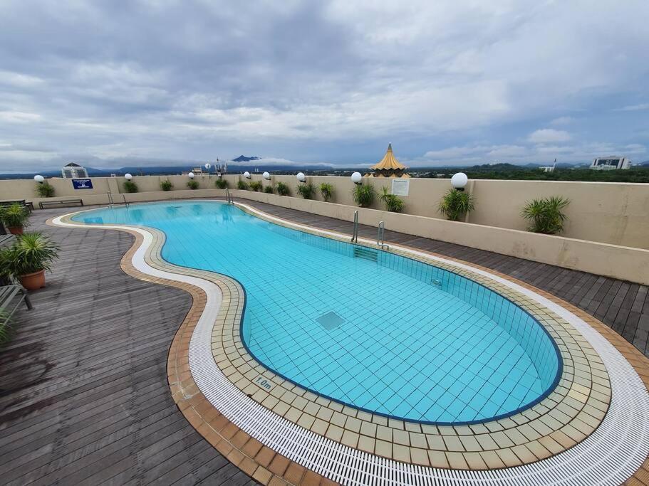 Lovely Waterfront Riverbank Suite With Pool Kuching Exterior photo