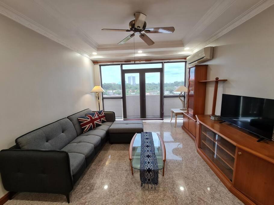 Lovely Waterfront Riverbank Suite With Pool Kuching Exterior photo