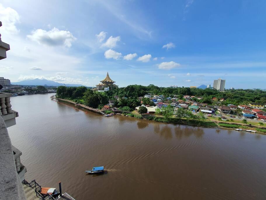 Lovely Waterfront Riverbank Suite With Pool Kuching Exterior photo