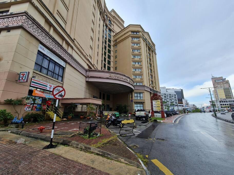 Lovely Waterfront Riverbank Suite With Pool Kuching Exterior photo